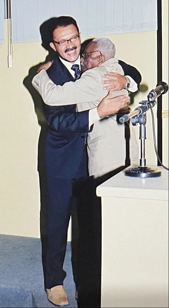 GRATIDÃO: Júlio Romão agradece ao autor da proposição da homenagem, Jacinto Teles
