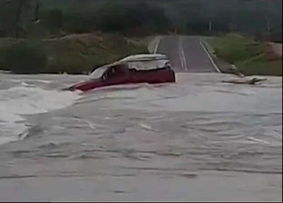Carro foi arrastado pelas águas da barragem