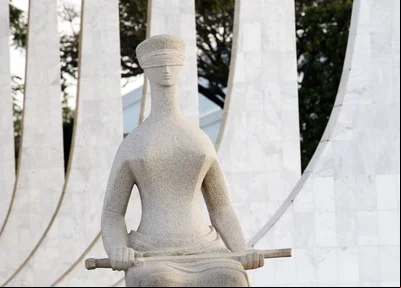 Estátua da Justiça na sede do STF