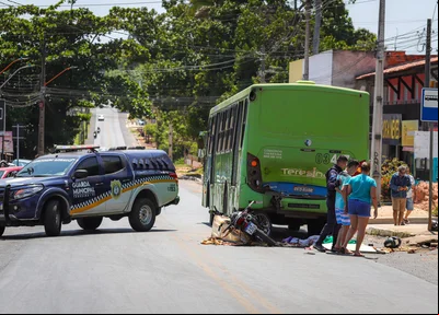 Motocicleta colidiu contra traseira de ônibus em Teresina