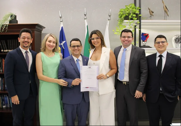 Advogada Ívilla Araújo (ao centro) é a nova presidente da Comissão de Direito Eleitoral da OAB-PI