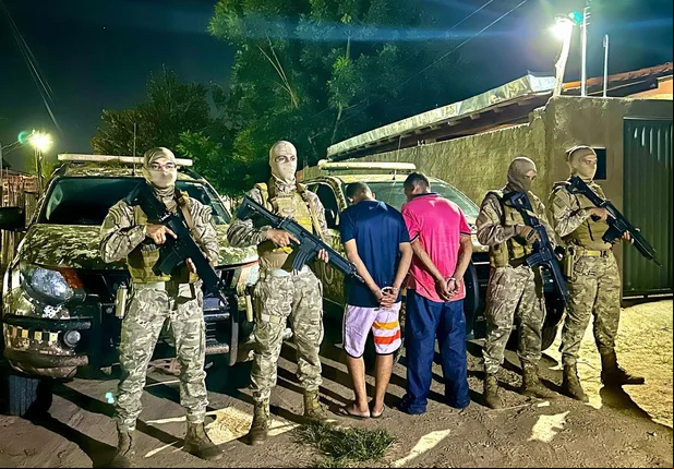 BEPI realiza prisão de dupla com drogas e armas