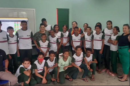 Alunos reunidos para identificar as defasagens de conteúdo