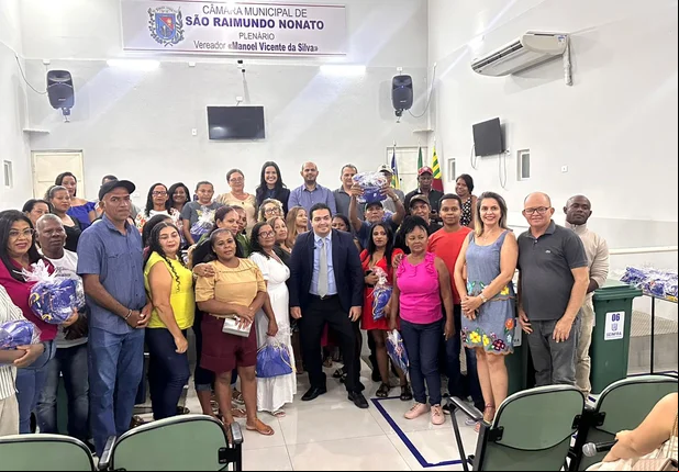 Entrega de uniformes para os trabalhadores da limpeza em São Raimundo Nonato