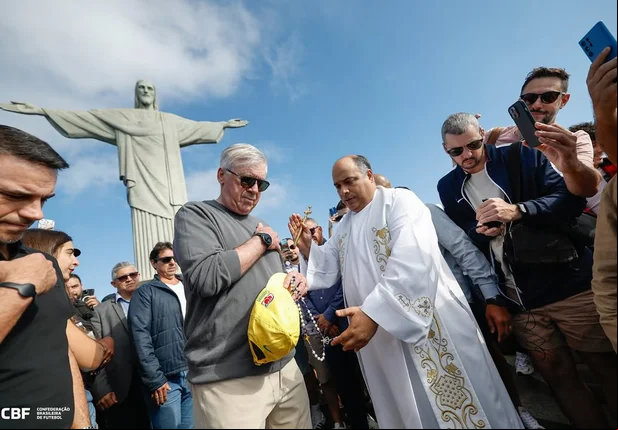 Carlo Ancelotti visita o Cristo Redentor