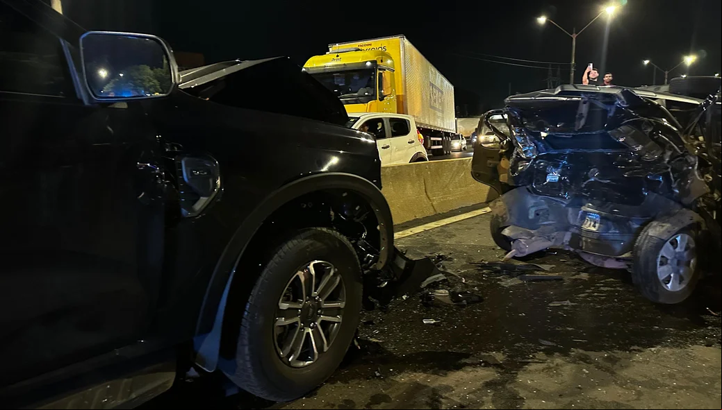 Carros destruídos no acidente