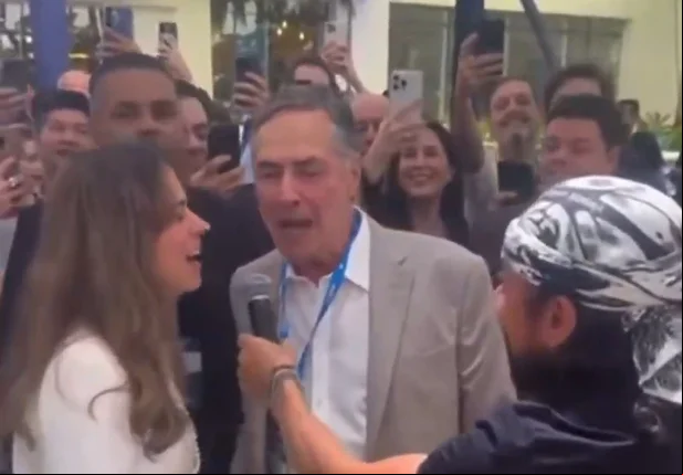 Presidente do STF Luís Barroso canta com Bell Marques