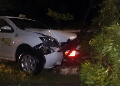Veículo ficou com a frente destruída